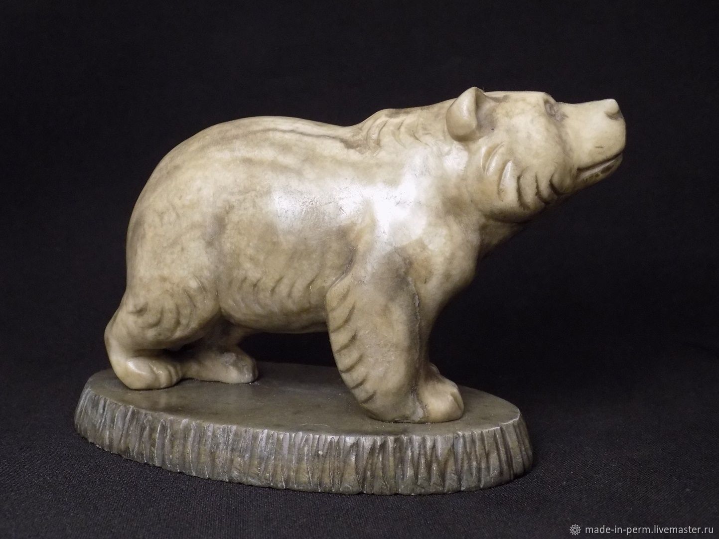 Урал резьба. Фигурка медведя из камня. Медведь из камня статуэтка. Статуэтка "медведь". Медведь из камня кальцита.