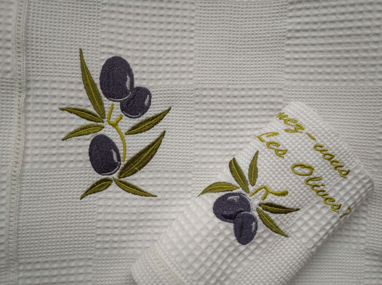 Полотенца нижний новгород. Кухонные полотенца "оливки". Вышивка олива. Олива вышивка на ткани. Кухонные полотенца из хлопка.