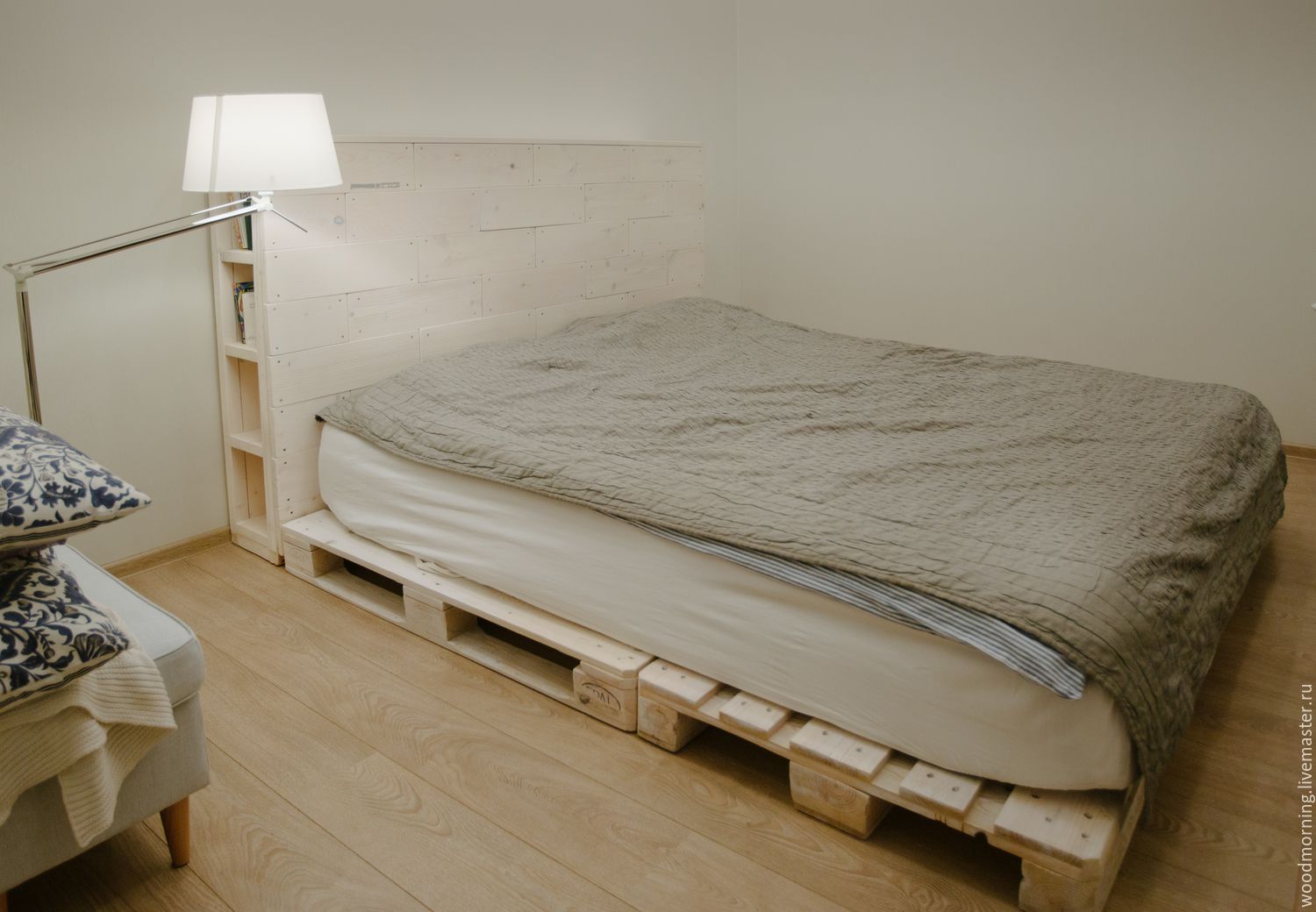 Кровать из деревянные паллеты