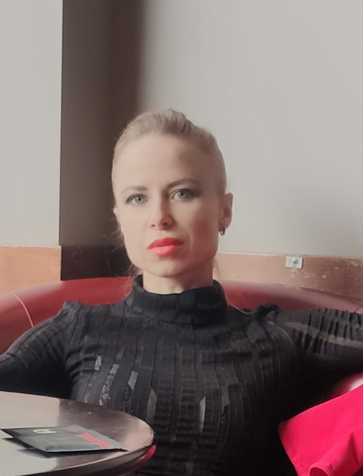 Я, Мария обрабатываю заказы, работаю с кожей