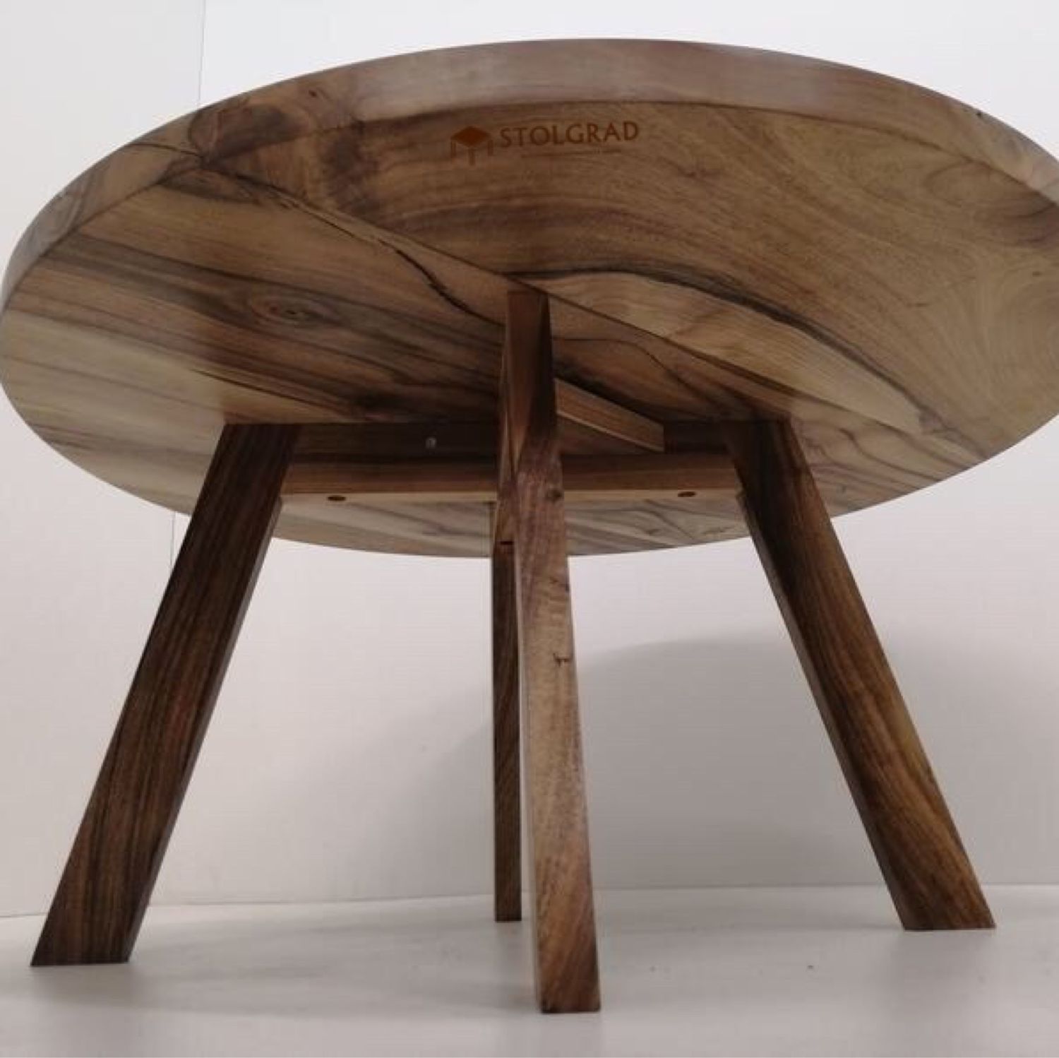 Столик из дерева круглый. Журнальный столик из слэба дуба. Круглый журнальный столик лофт слэб. Круглый деревянный стол. Кофейный столик из дерева круглый.