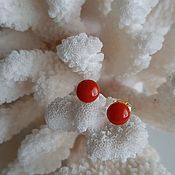 ПРОДАНЫ. Серьги-пусеты с натуральным кораллом misu на серебре.56 мм