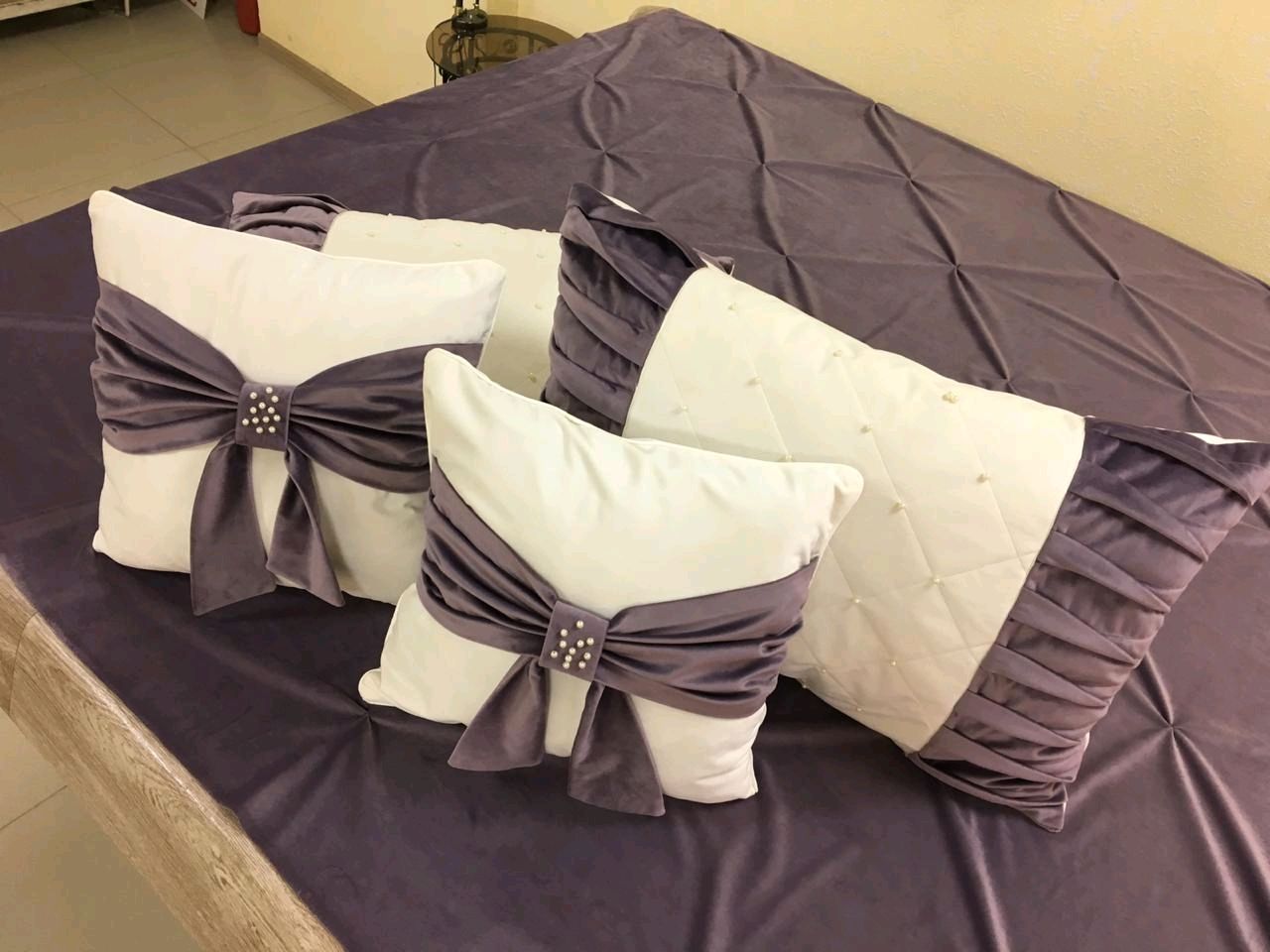 Подушки декоративные комбинированные на кровать