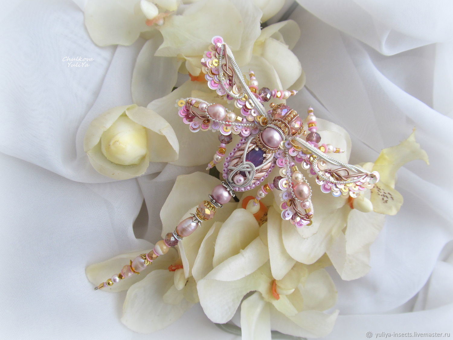 Живые броши. Жуки мейкеч. Жук макеч брошка. Живые украшения. Брошь стрекоза velvet.