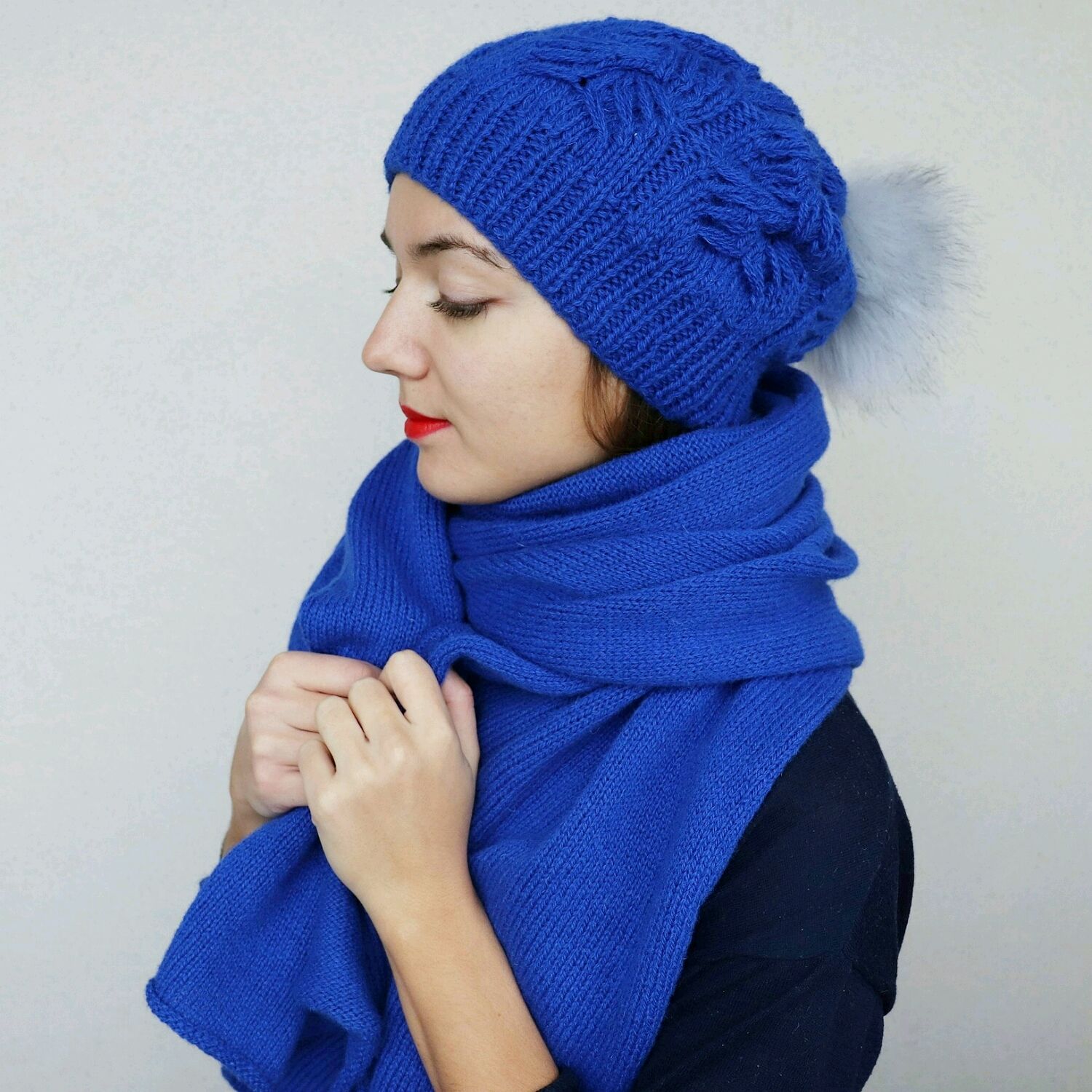 синие шапки и шарфы