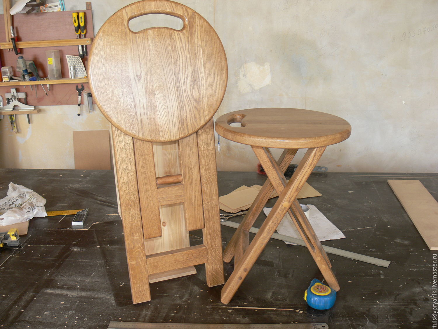 Складной стул своими руками из дерева. Раскладная деревянная табуретка. Деревянные складные табуретки. Складной табурет из дерева. Складные стулья из дерева.