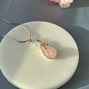 Кольцо ручной работы с натуральным розовым кварцем в серебре