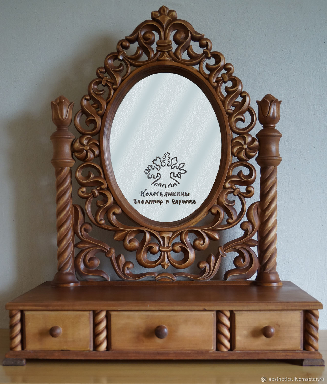 Зеркало резьба. Резное зеркало. Резные зеркала из дерева. Резные деревянные рамы для зеркал. Резьба по дереву зеркало.