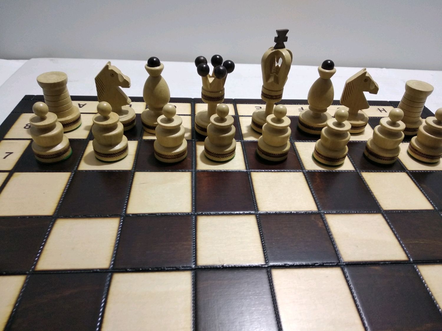 Создание шахматной доски. Шахматная доска. Интересные шахматные доски. Шахматные фигуры в ряд. Расцветка шахматная доска.