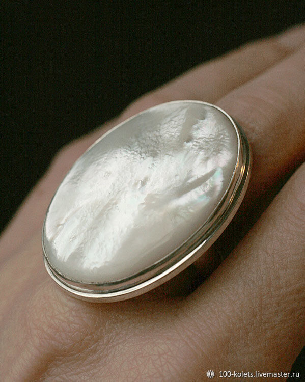 Перламутровое серебро. Кольцо, перламутр, мцв1320. Кольцо из перламутра. Перстень с перламутром. Кольцо с перламутром серебро.