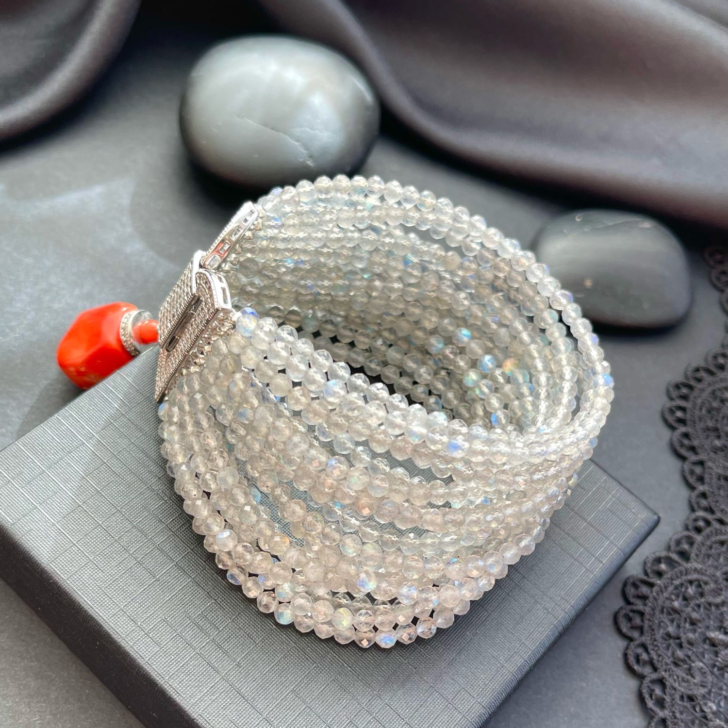 Браслет "Туманный Альбион" на заказ в интернет-магазине Ярмарка Мастеров по цене 8500 ₽ – TT73YRU | Браслет из бусин, Усть-Илимск - доставка по России