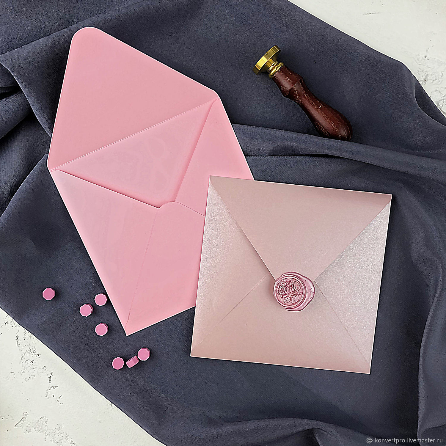Конверты бумажные купить. Квадратный конверт. Розовый конверт. Конверт розовый бумажный. Бумажный конверт квадратный.