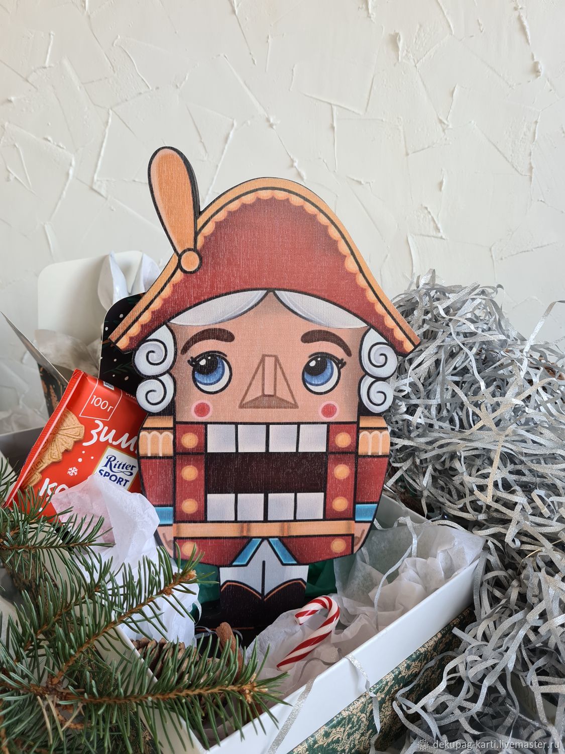 новогодний щелкунчик. статуэтка щелкунчик. щелкунчик и мышиный король. щелкунчик игрушка на елку. щелкунчик девочка под елкой.