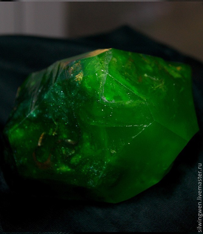 Изумруд минерал. Колумбийский светлозелëный изумруд. Рубин хризолит. Изумрудное сияние. Эмеральд камень.
