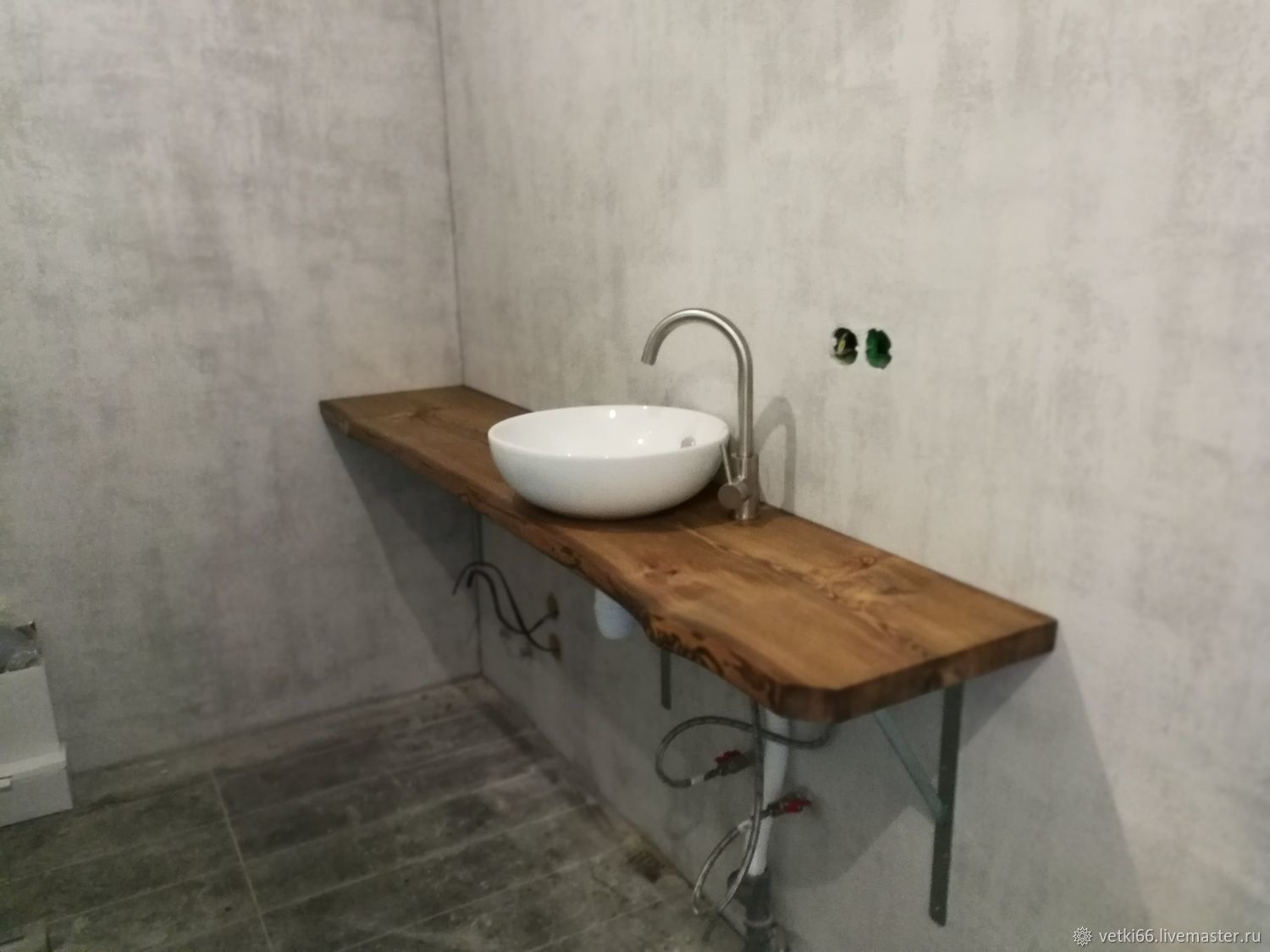 Столешница из лиственницы в ванную под раковину