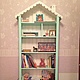 Детский шкаф для игрушек и книг в виде домика с игрушечными окошками, скворечником и декоративным забором станет поистине любимым предметом интерьера в детской комнате.