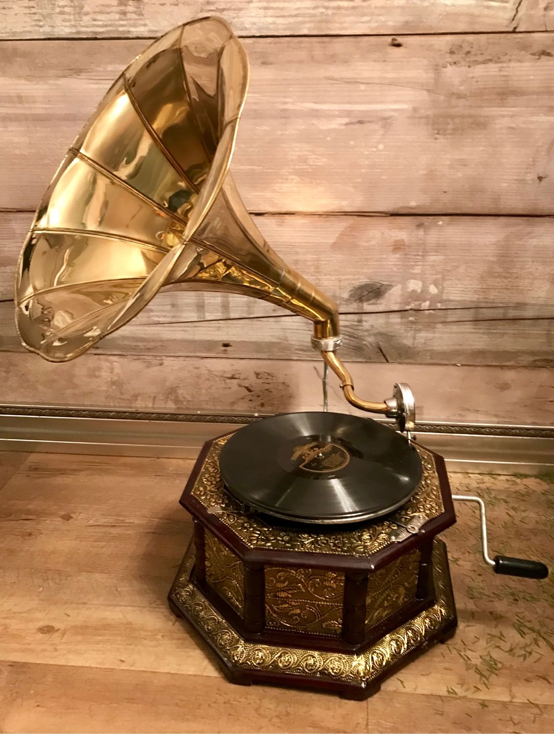 Граммофон. Граммофон his Masters Voice. Механический граммофон. Граммофон латунь. Заводной граммофон.