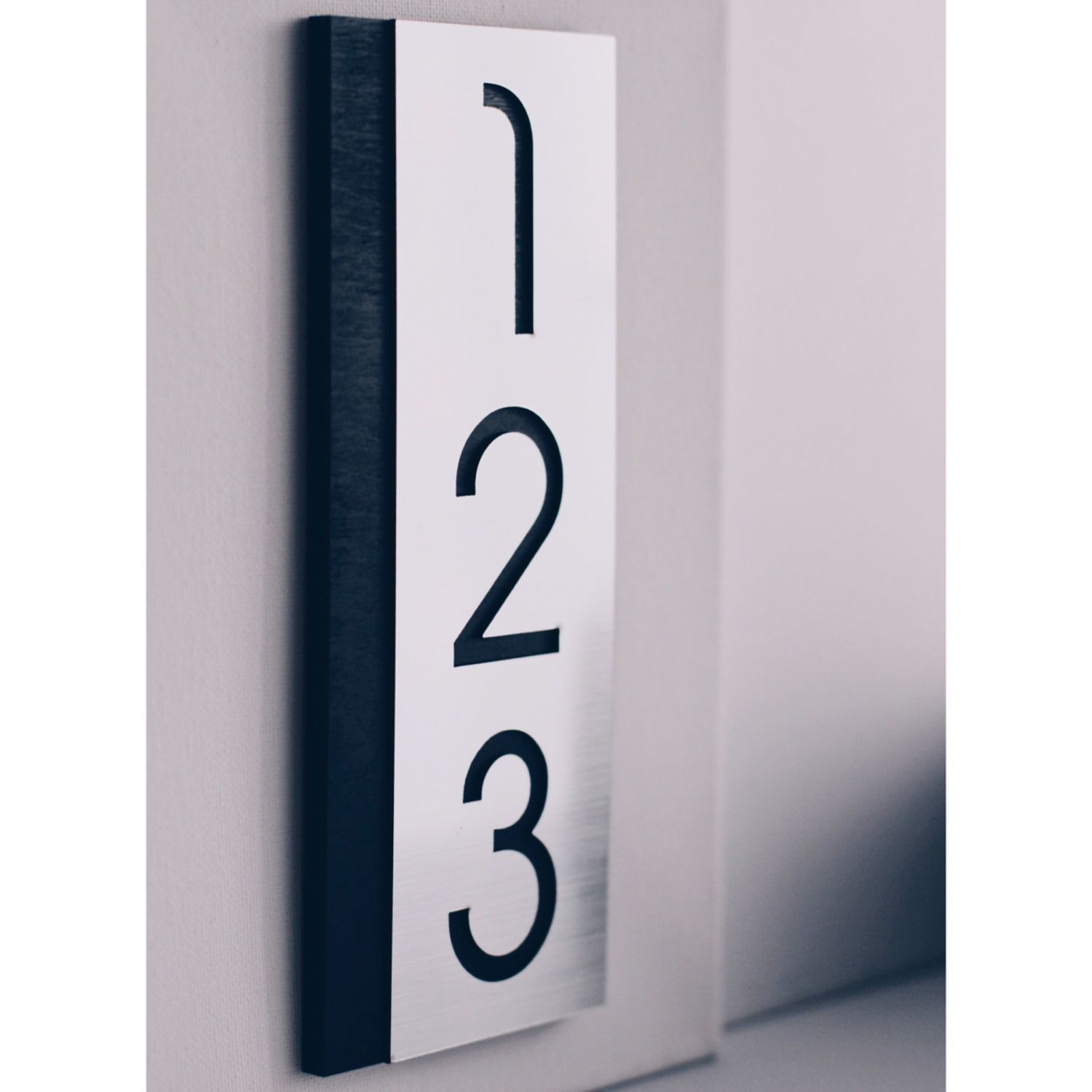 Вертикальный номер телефона. Стильные номерки на дверь. Цифра на дверь. Дизайнерские цифры на дверь. Табличка с номером квартиры.