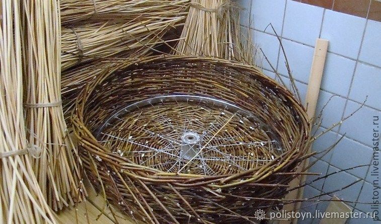 Плетеное гнездо для аиста из лозы