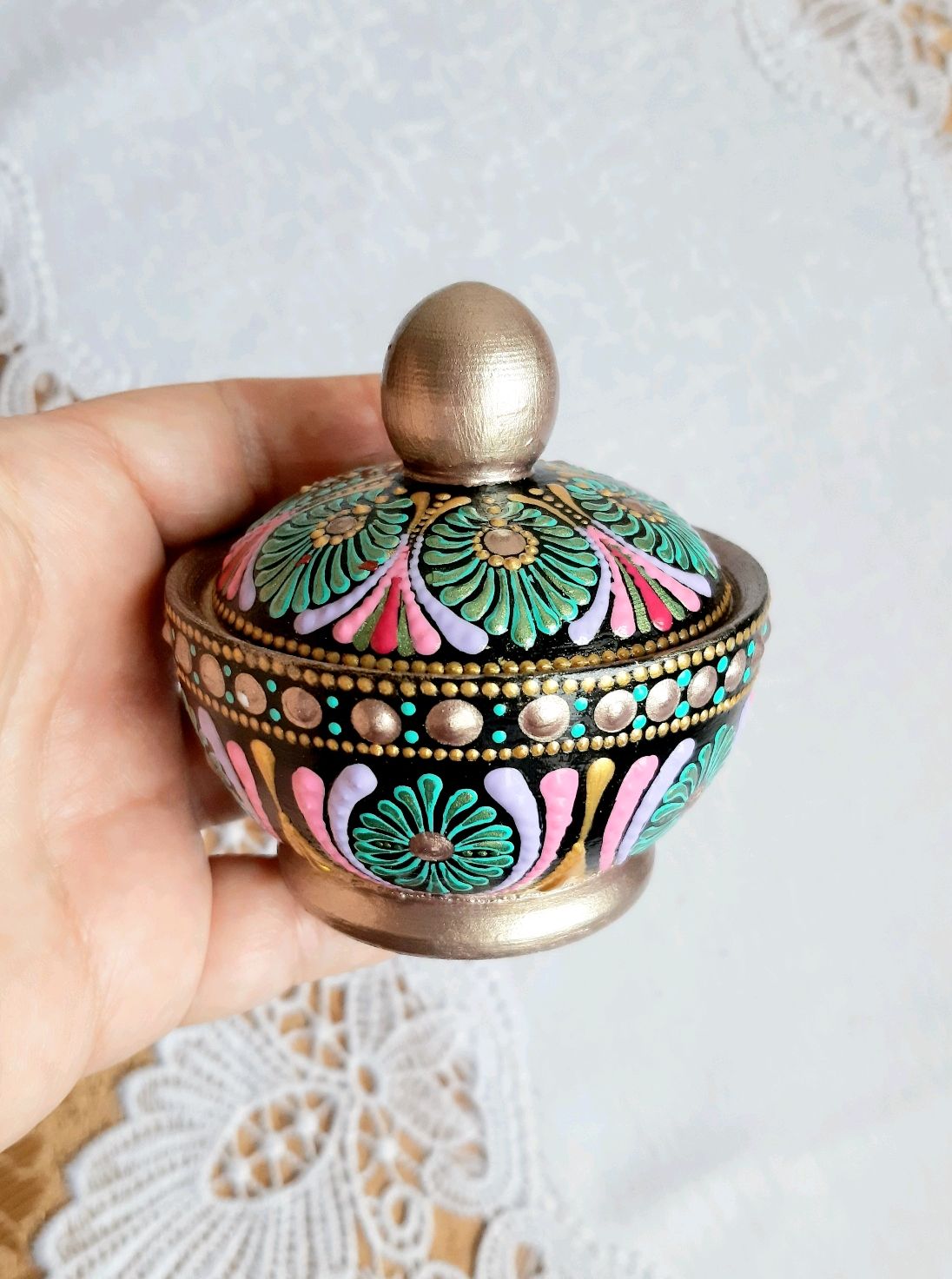 Солонка с крышкой из липы, декорирована в технике точечной росписи в ...