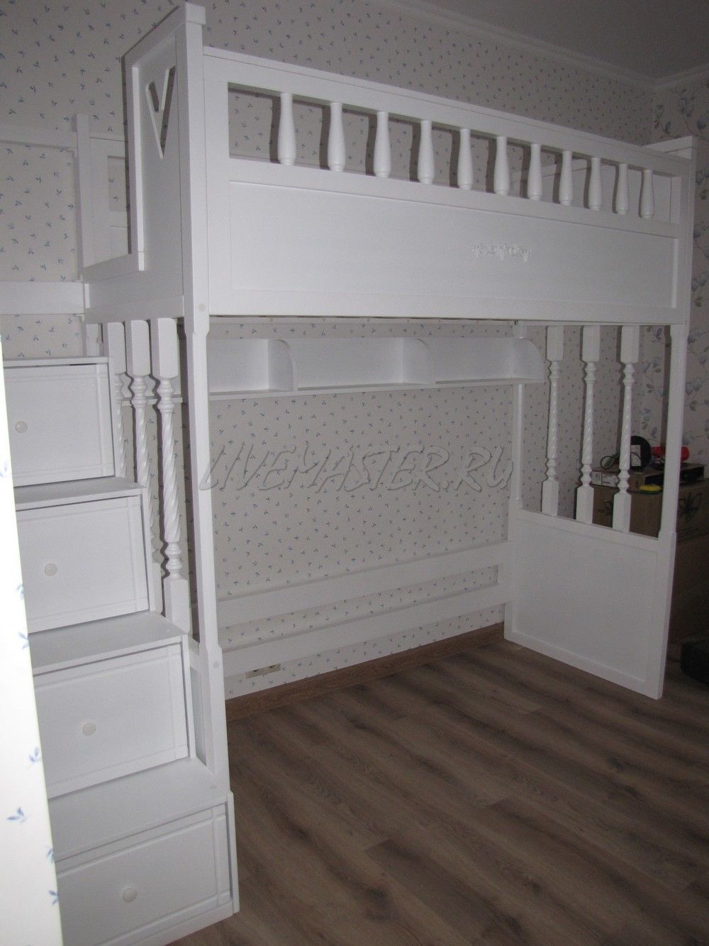 Кровать чердак с лестницей из ящиков