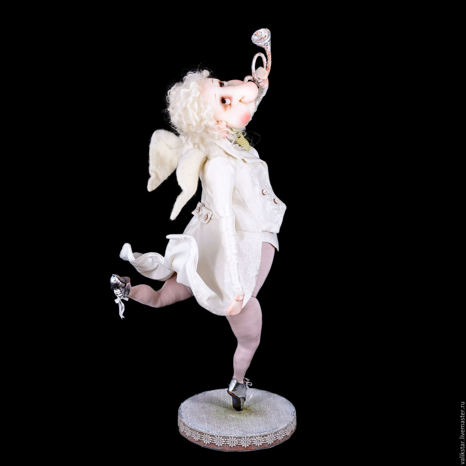Глупый ангел пляшет. Танцующий ангел статуэтка. Статуэтка танцующим ангелочком. Танцующие фигурки на ножках. Танцующий ангел на одной ножке статуэтка.