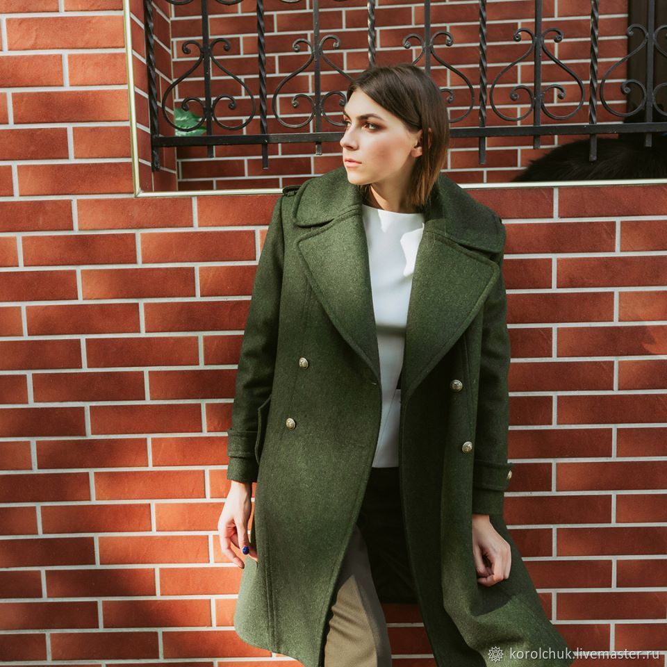 Болотное пальто. Пальто болотного цвета. Пальто женское болотного цвета. Пальто зеленое женское оверсайз.
