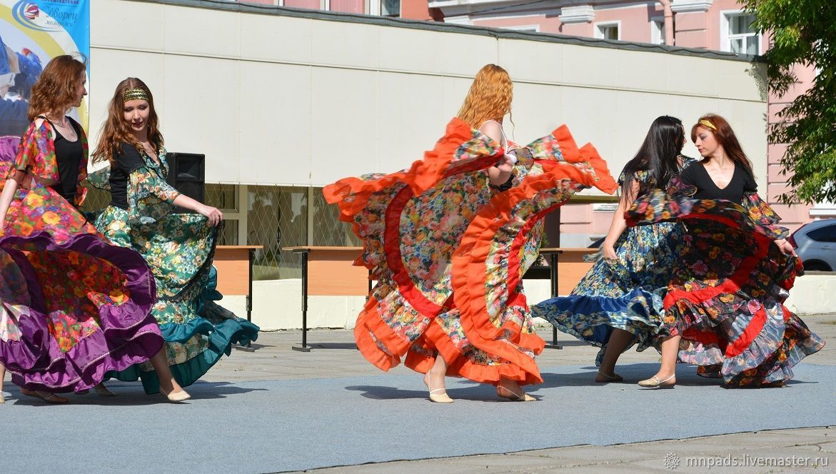 Костюм цыганки. Красивые цыганские костюмы. Цыганские костюмы для танцев. Цыганский костюм женский. Цыганский танец костюм.