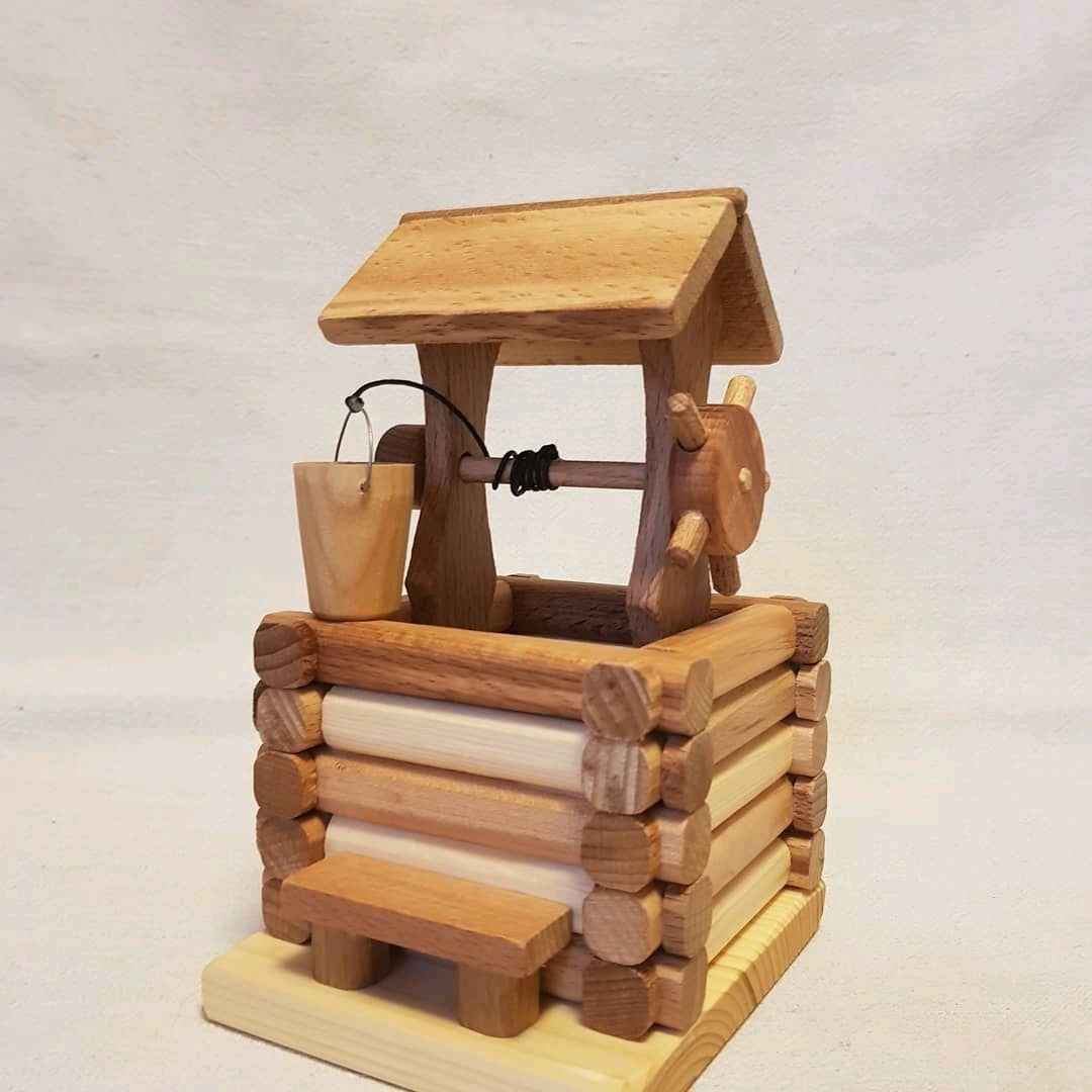 Игрушечный деревянный колодец