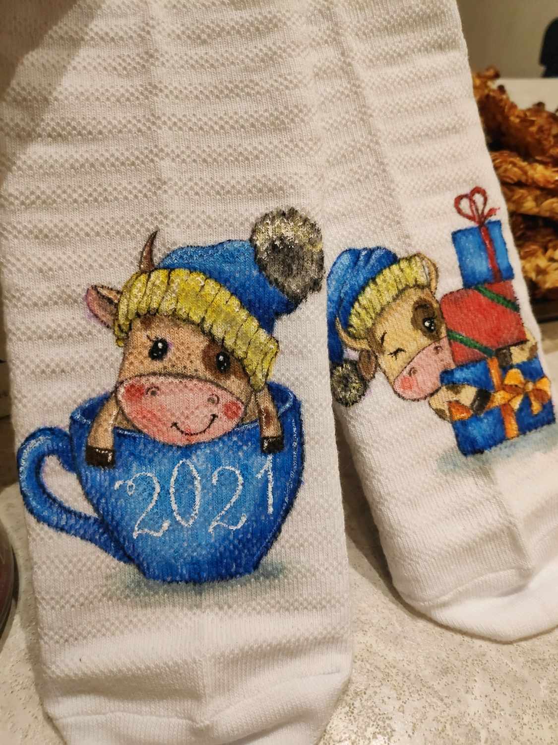 мисс потеряла носки. символ 2023 года картинки цветные. носки символ 2022 связать. носки с символом нового года-2. новогодние носки.