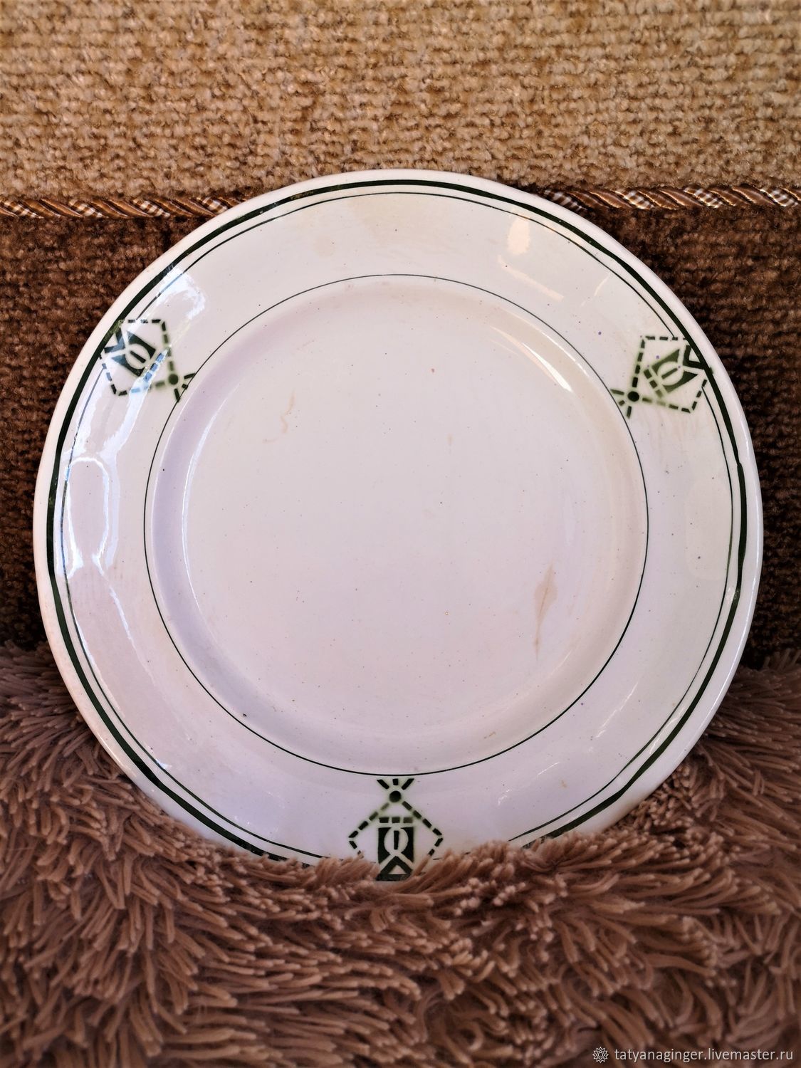 Горошина на тарелке. На что похожа тарелка. Тарелочки для малышей. Горошины на блюдце. Тарелки домашние.