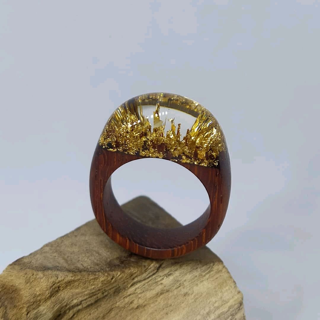 Кольцо из дерева и смолы