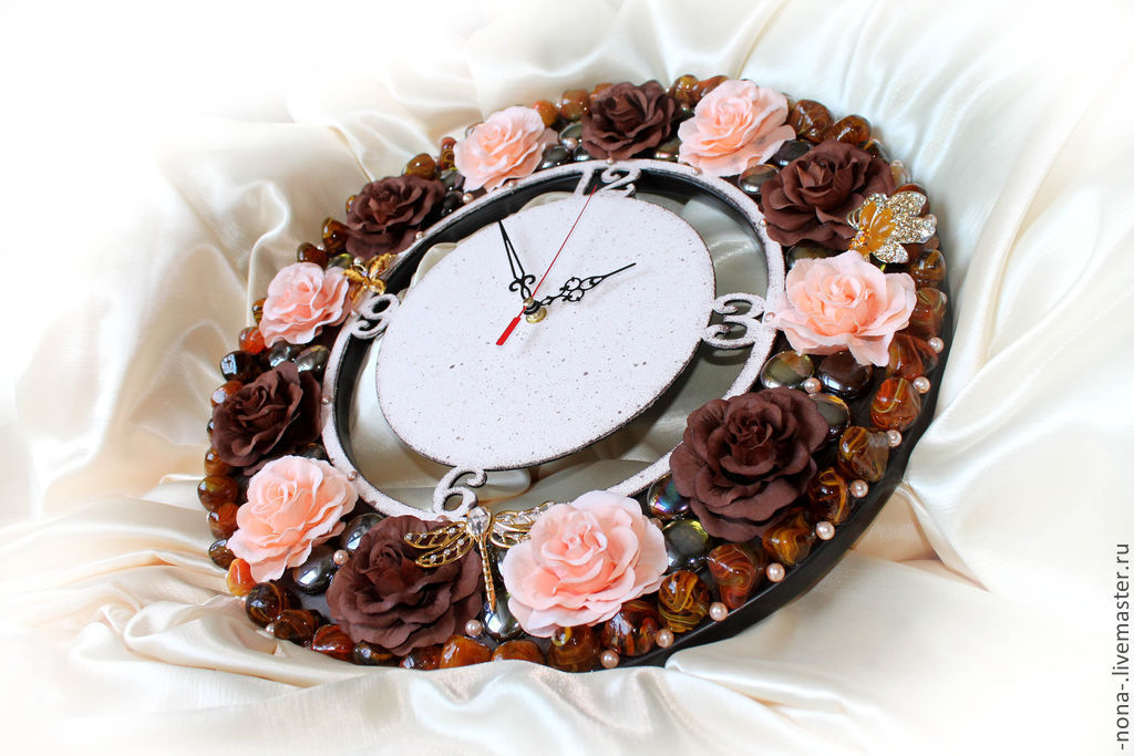 Дарят ли женам часы. Часы и розы. Шоколадные часы. Часы из шоколада. Часы в подарок примета.