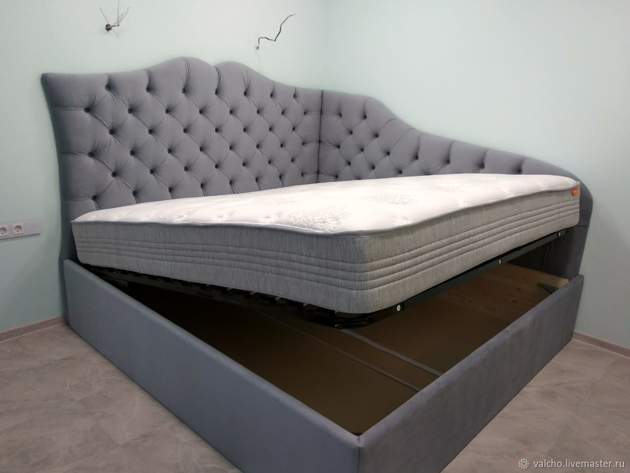 двуспальная кровать со спинкой по длинной стороне