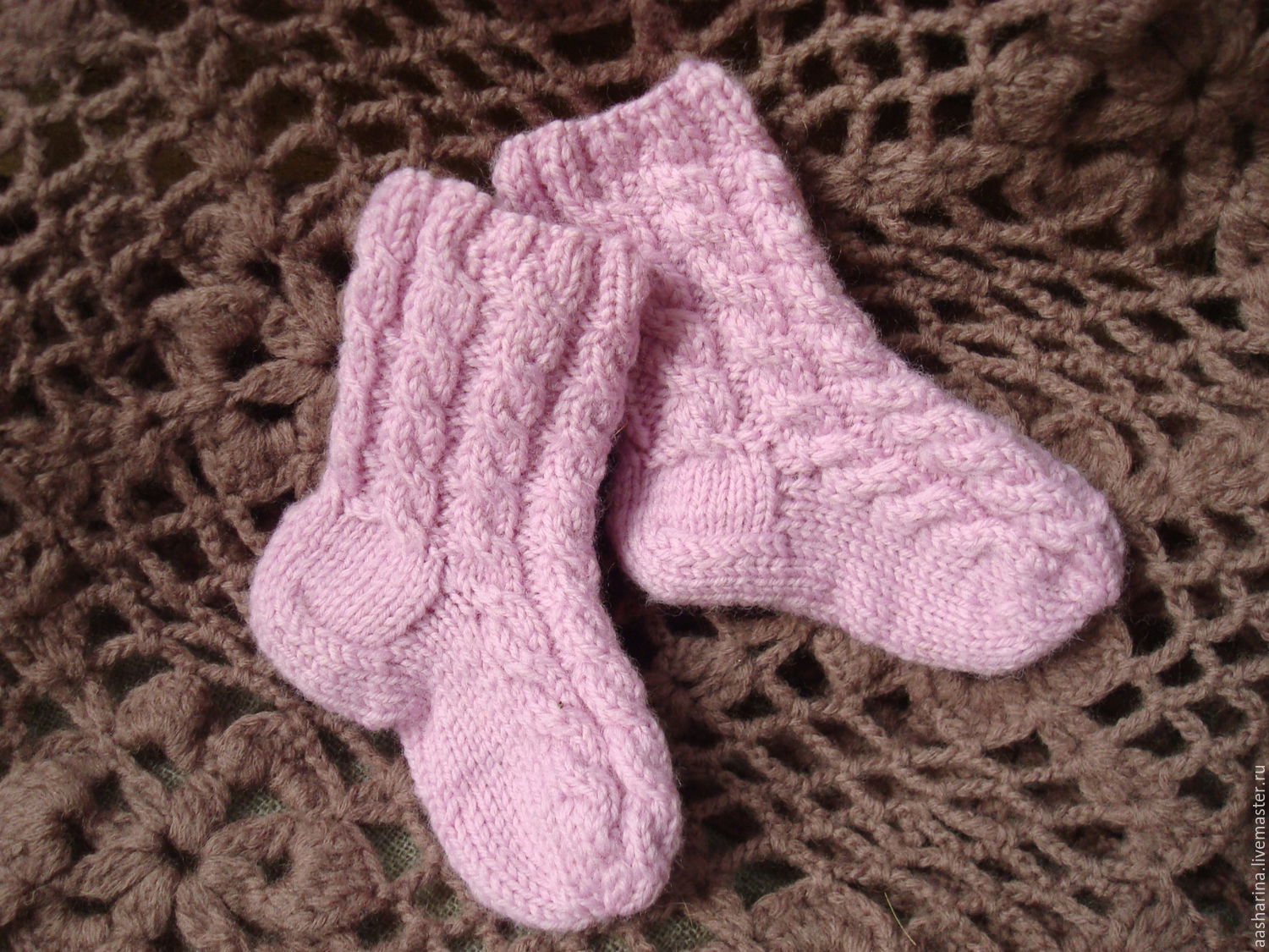 Носочки ребенку 6 лет. Детские вязаные носочки. Вязание детских носочков спицами. Носки детские вязаные. Носки для малышей спицами.