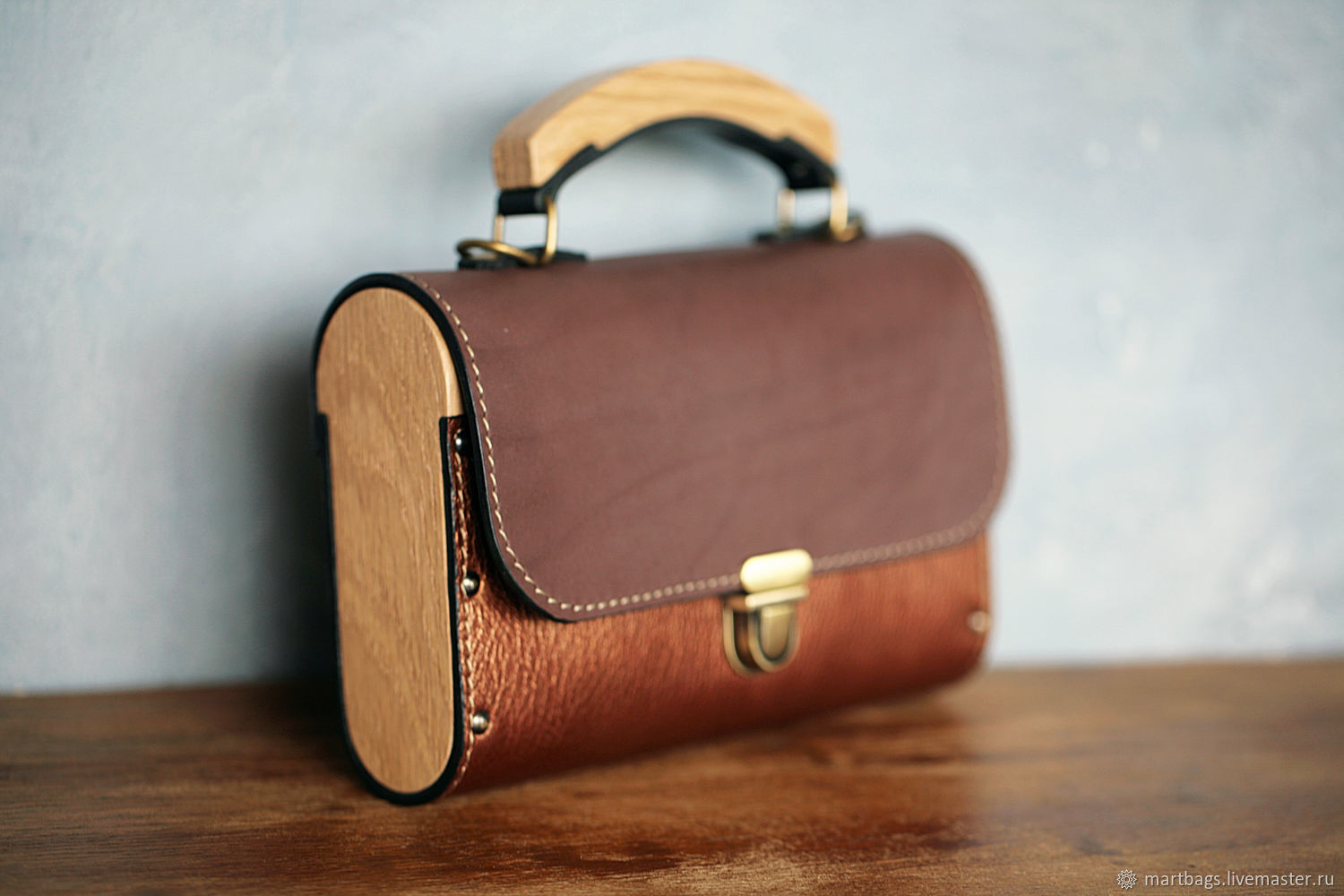 Кожаная сумка с деревянными боками