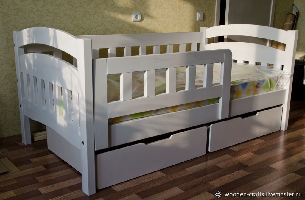 Кровать детская с 2 лет с бортиками фото