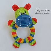 Куклы и игрушки handmade. Livemaster - original item Hippo Round bright-knitted rattle on a wooden ring. Handmade.