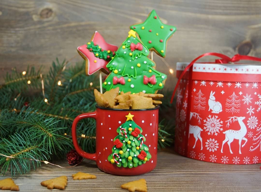 кружка в подарок мужчине на новый год. рождественские кружки. новогодний подарок с кружкой. новогодние пряники в кружке. подарочные боксы с кружками.