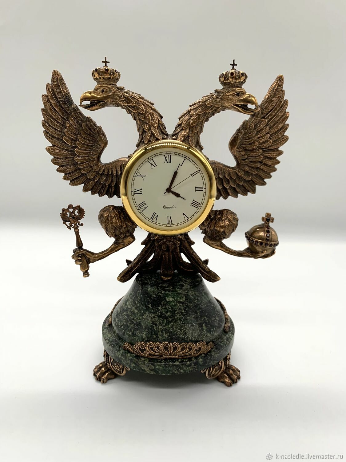 Прием часов орел. Часы статуэтка. Часы с орлом. Часы с фигурками. Часы с двуглавым орлом настольные.