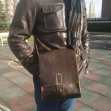 Сумки ручной работы. Ярмарка Мастеров - ручная работа Мужская кожаная сумка на плечо. Handmade.