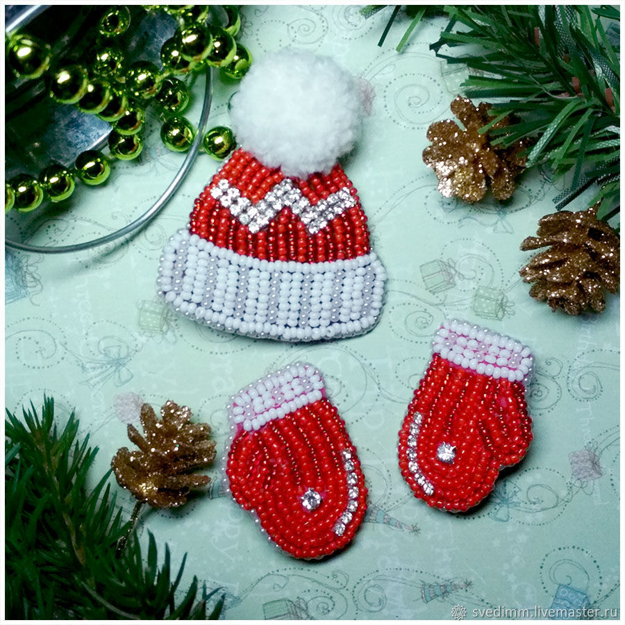 брошки новогодние с бисером. брошь варежки и шапка. брошь варежки из бисера. броши шапочка и варежки. новогодняя шапка из бисера.