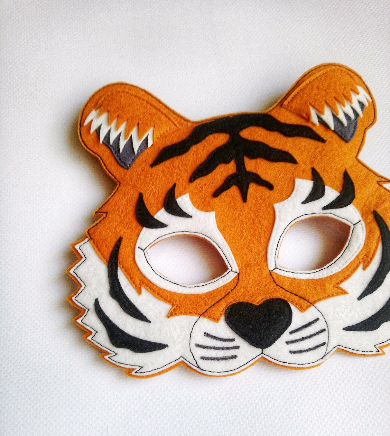 Маска тигра белая. Маска из фетра тигр. Маска карнавальная "тигр". Маска тигренка. Новогодняя маска тигр.