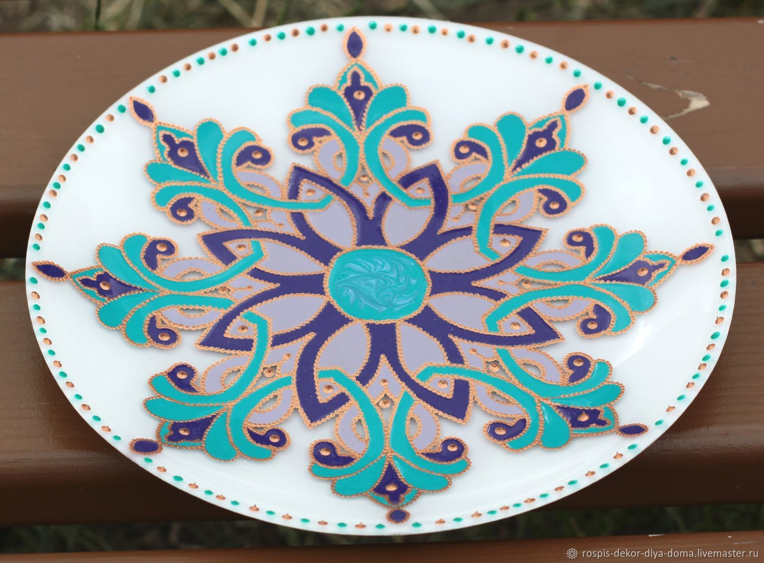 Декоративная тарелка с орнаментом