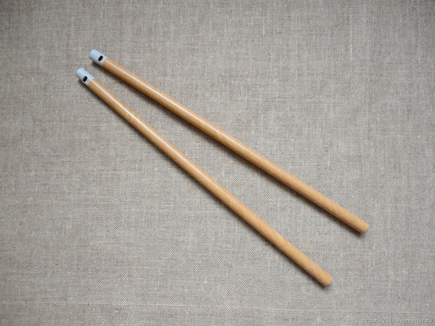 травяная дудка калюка. травяная дудка калюка. калюка духовой инструмент. калюка музыкальный инструмент. русский народный инструмент калюка.