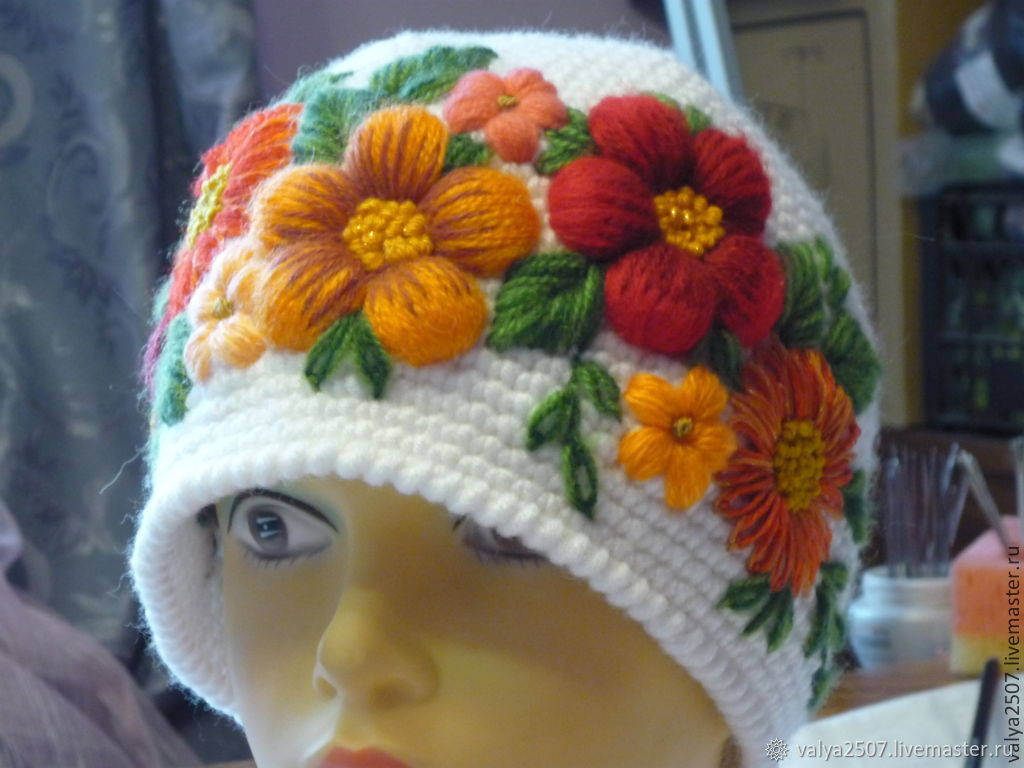 Вязаные шапки с цветком
