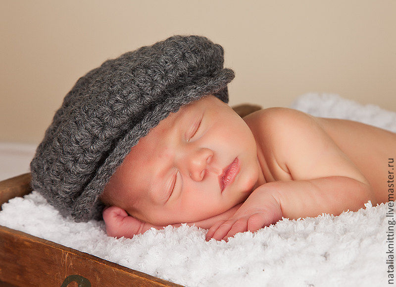 Шапка для новорожденных мальчиков. Вязаные шапки для новорожденных. Вязаная шапка для новорожденного мальчика. Вязаные шапочки для новорожденных мальчиков. Вязание шапочек для новорожденных.