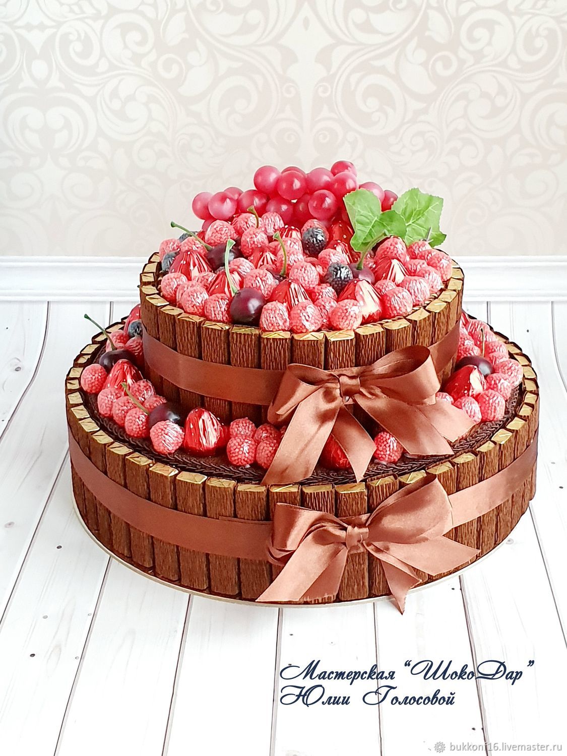 Купить торты из конфет недорого с доставкой по Москве от компании Лакрес.