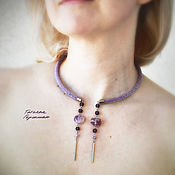 Lariat of beads with a pattern of white, lilac and pink