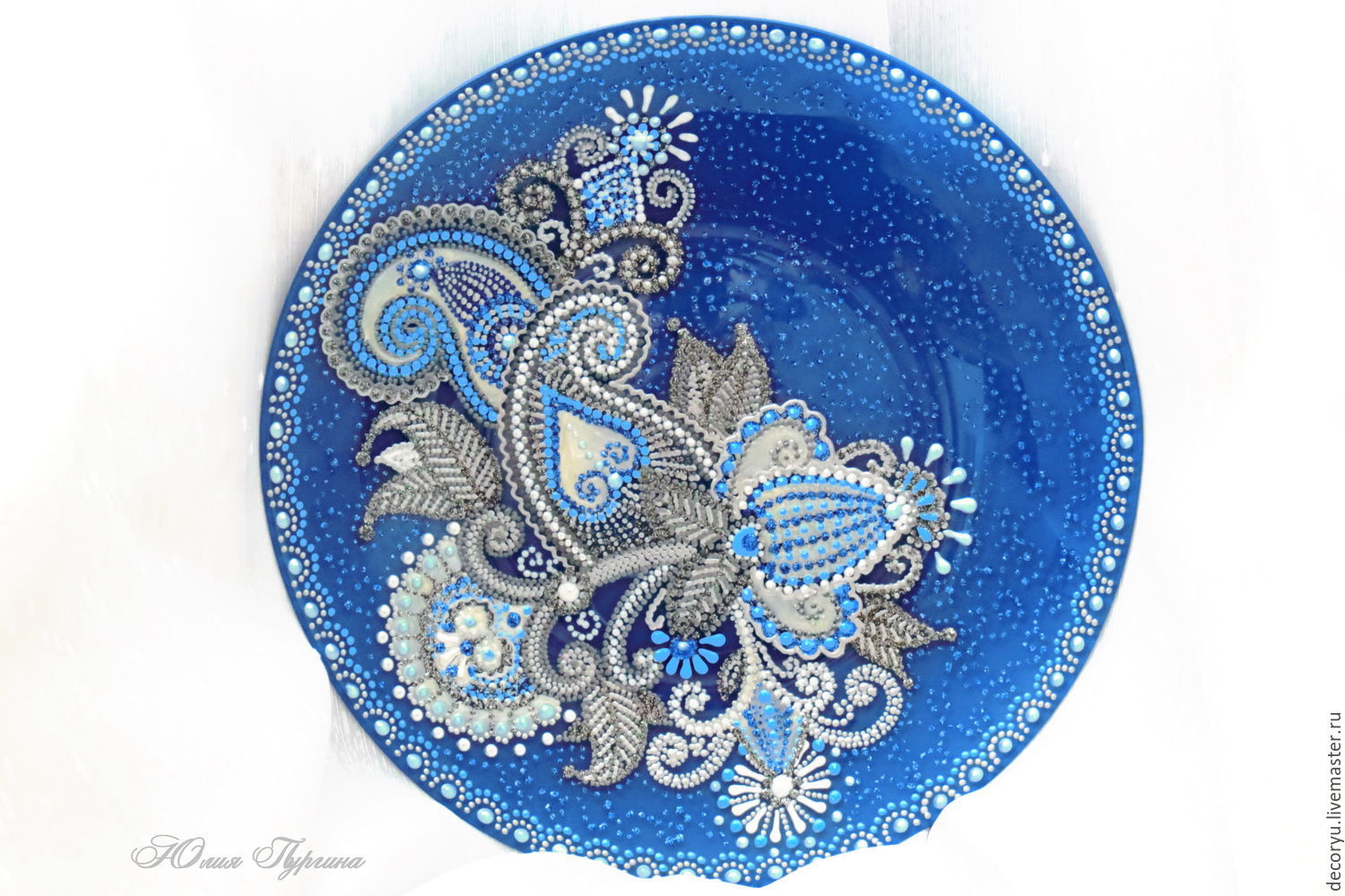 Точечная роспись тарелок в голубых тонах